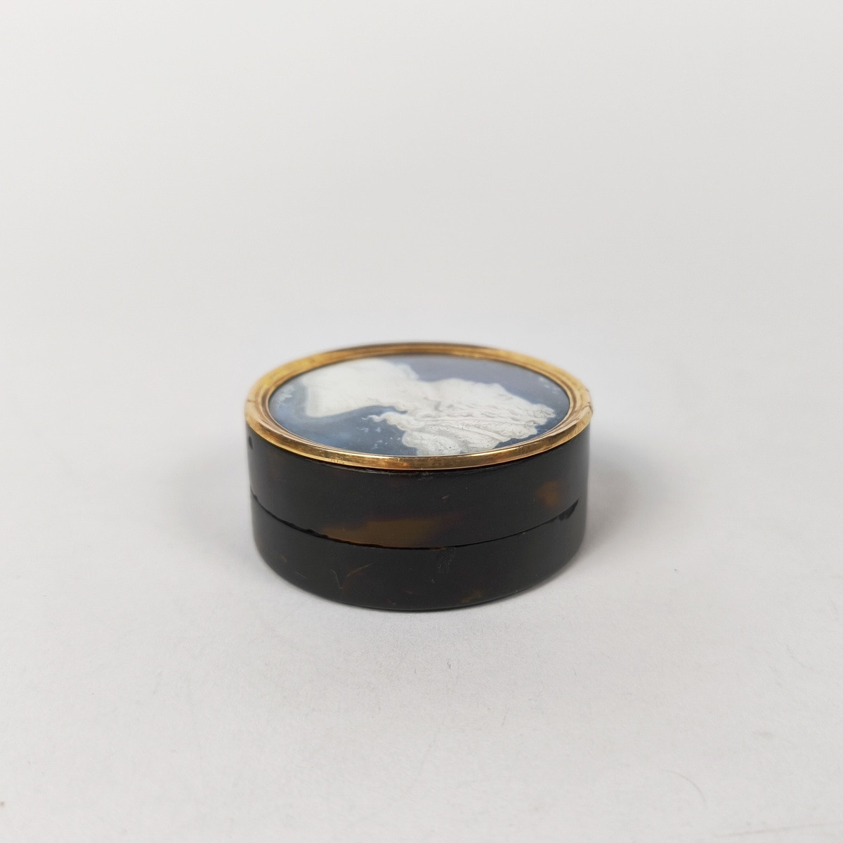 De Gault (dlg): Small Box Adorned With A Miniature Portrait In Bluework, Encircled In Gold. 18th Century-photo-4