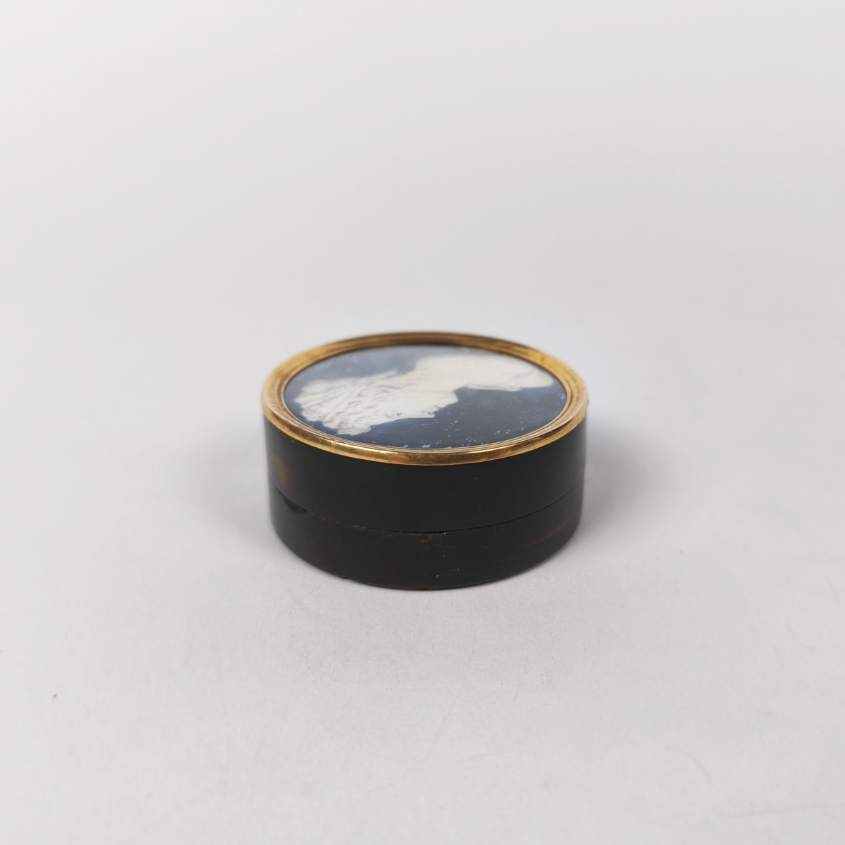 De Gault (dlg): Small Box Adorned With A Miniature Portrait In Bluework, Encircled In Gold. 18th Century-photo-1