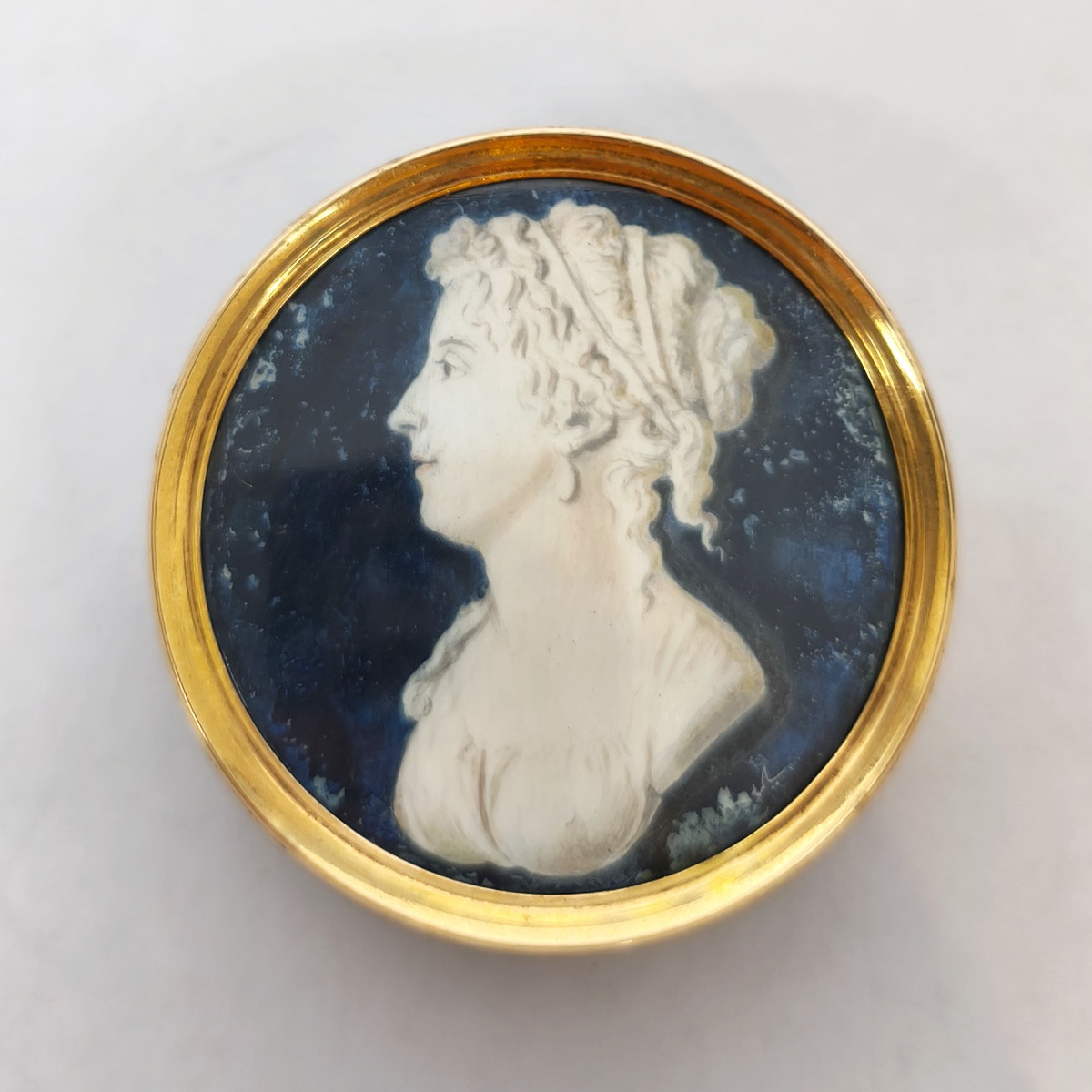 De Gault (dlg): Small Box Adorned With A Miniature Portrait In Bluework, Encircled In Gold. 18th Century-photo-2