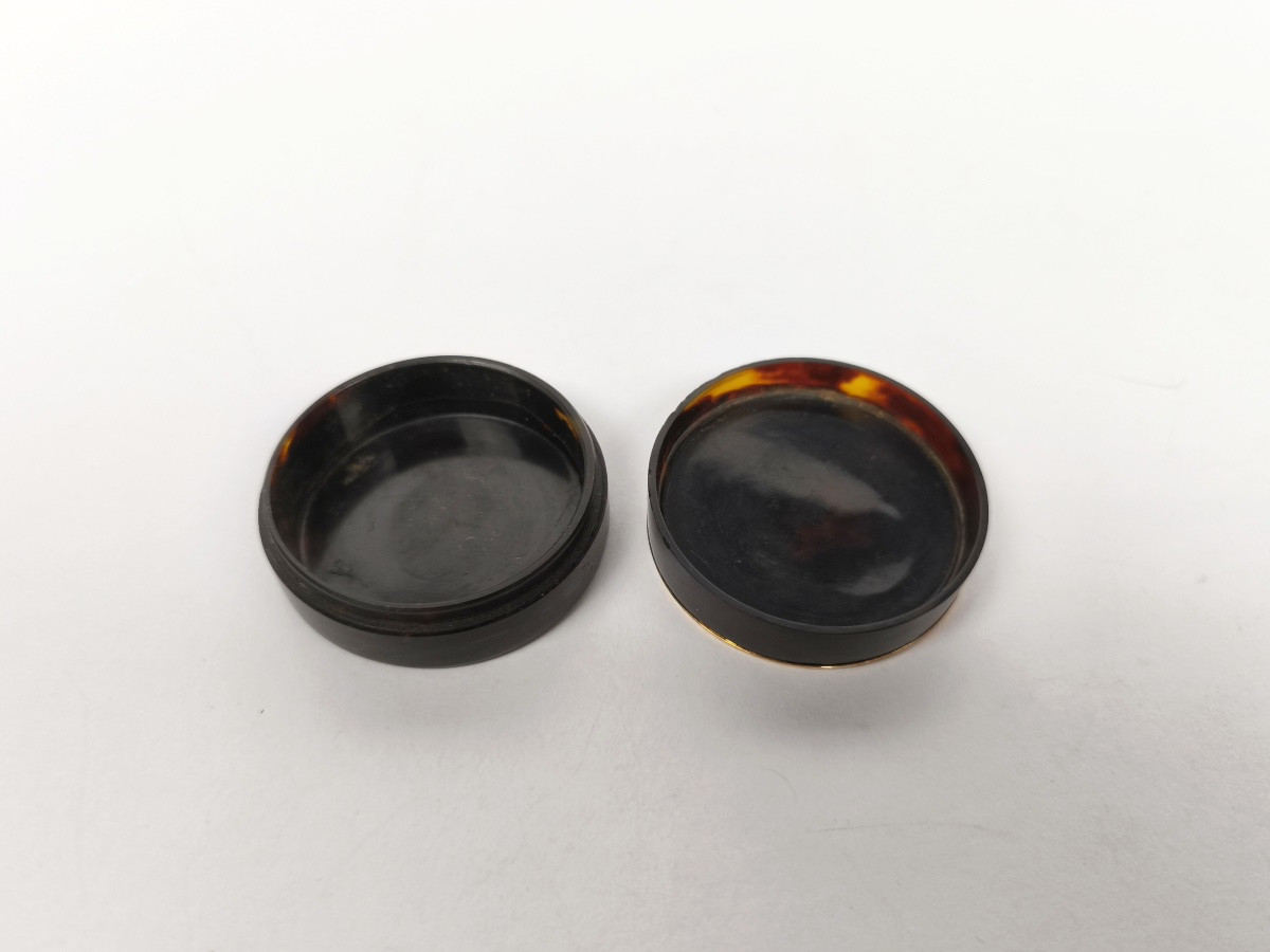 De Gault (dlg): Small Box Adorned With A Miniature Portrait In Bluework, Encircled In Gold. 18th Century-photo-3