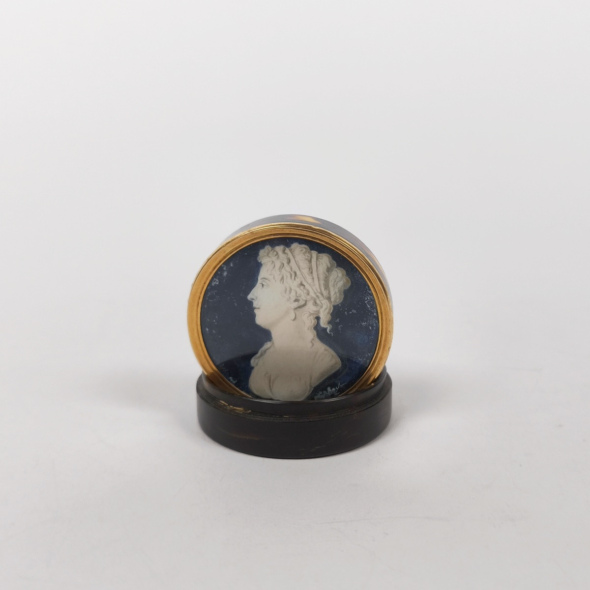 De Gault (dlg): Small Box Adorned With A Miniature Portrait In Bluework, Encircled In Gold. 18th Century-photo-6