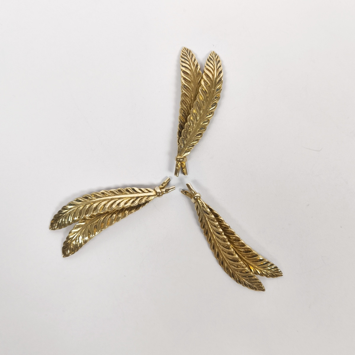 Odiot : trois porte-couteaux Plume en argent massif vermeil. XXe siècle. 