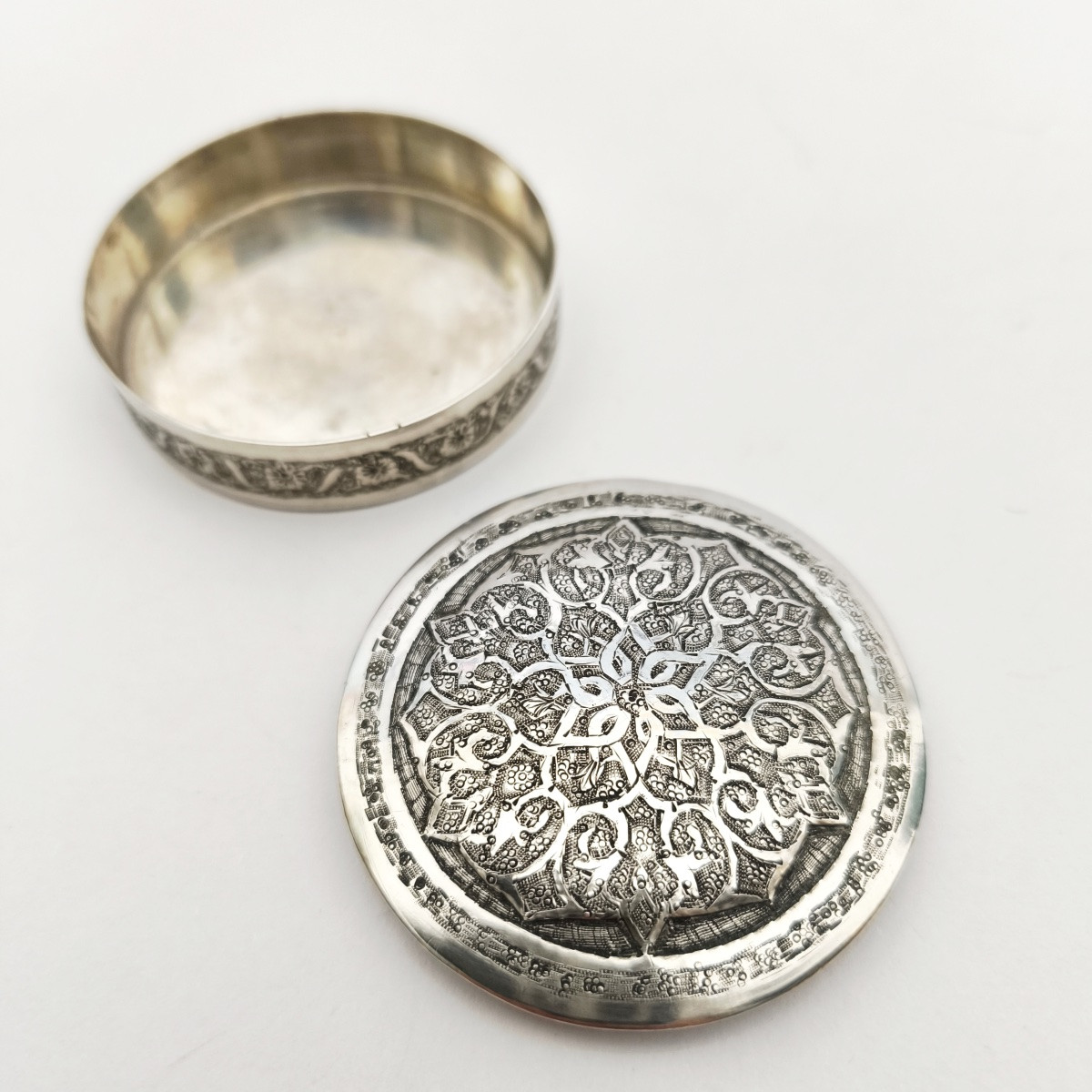 Iran/persia: Solid Silver Box. Oriental Engraved Decoration. Early 20th Century. -photo-4
