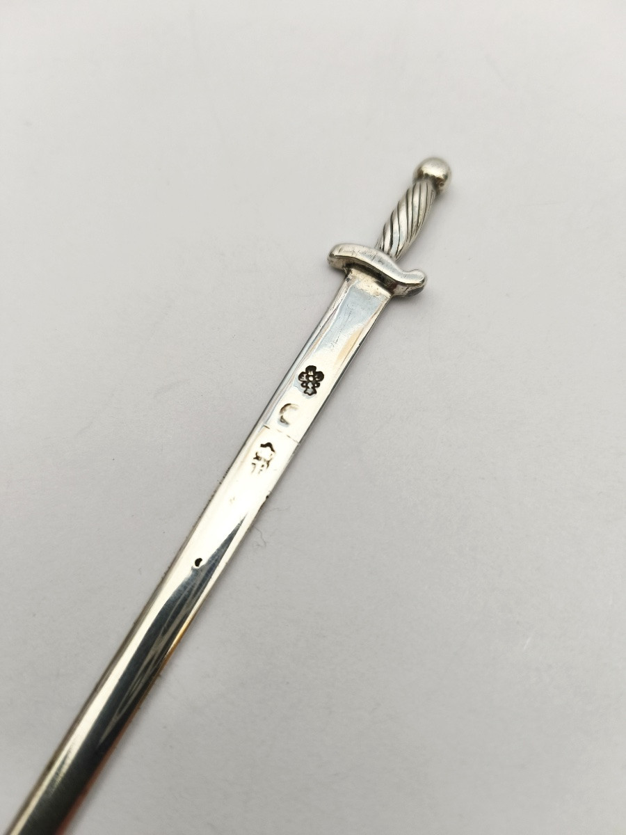 GF Rolland : hatelet / pique à brochette en argent massif du XVIIIe siècle en forme d’épée.  -photo-2
