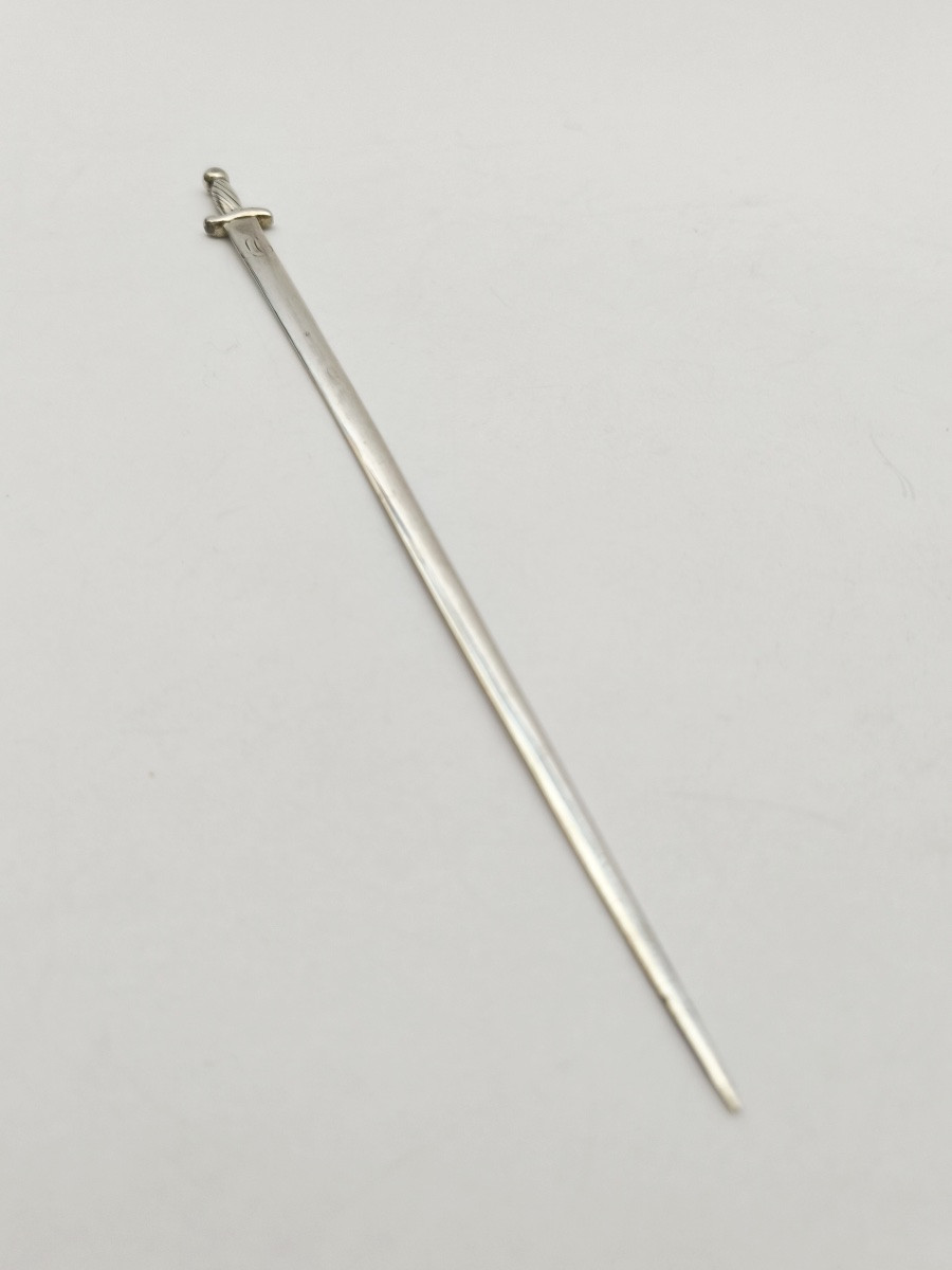 GF Rolland : hatelet / pique à brochette en argent massif du XVIIIe siècle en forme d’épée.  -photo-2