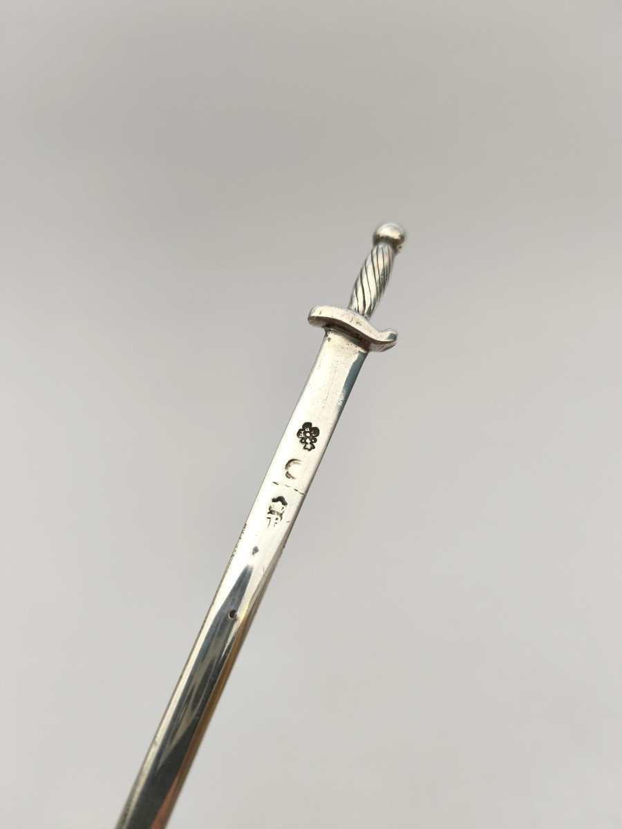 GF Rolland : hatelet / pique à brochette en argent massif du XVIIIe siècle en forme d’épée.  -photo-3
