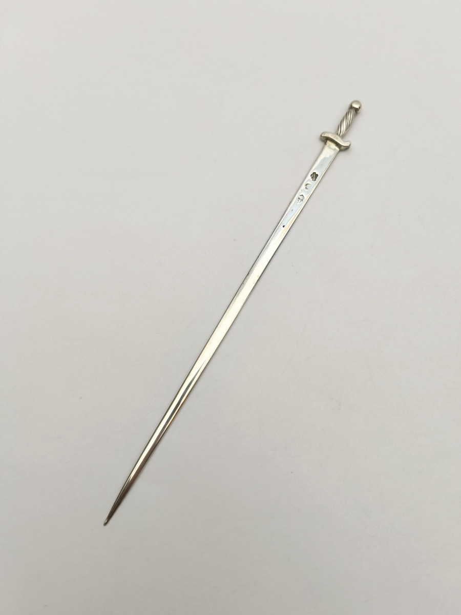GF Rolland : hatelet / pique à brochette en argent massif du XVIIIe siècle en forme d’épée.  