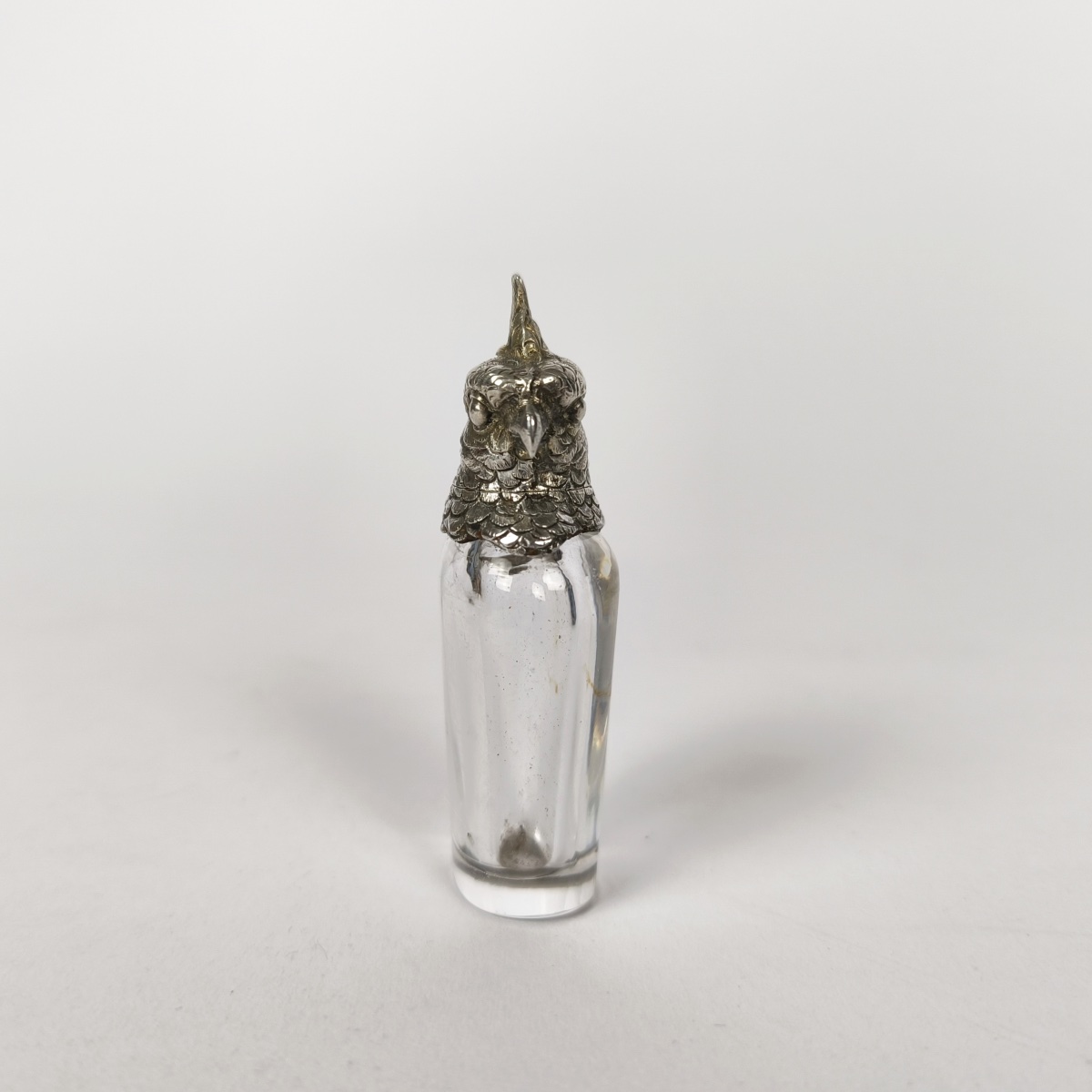 Flacon aviforme à sel ou à parfum en argent massif et verre. Décor de perroquet. -photo-3