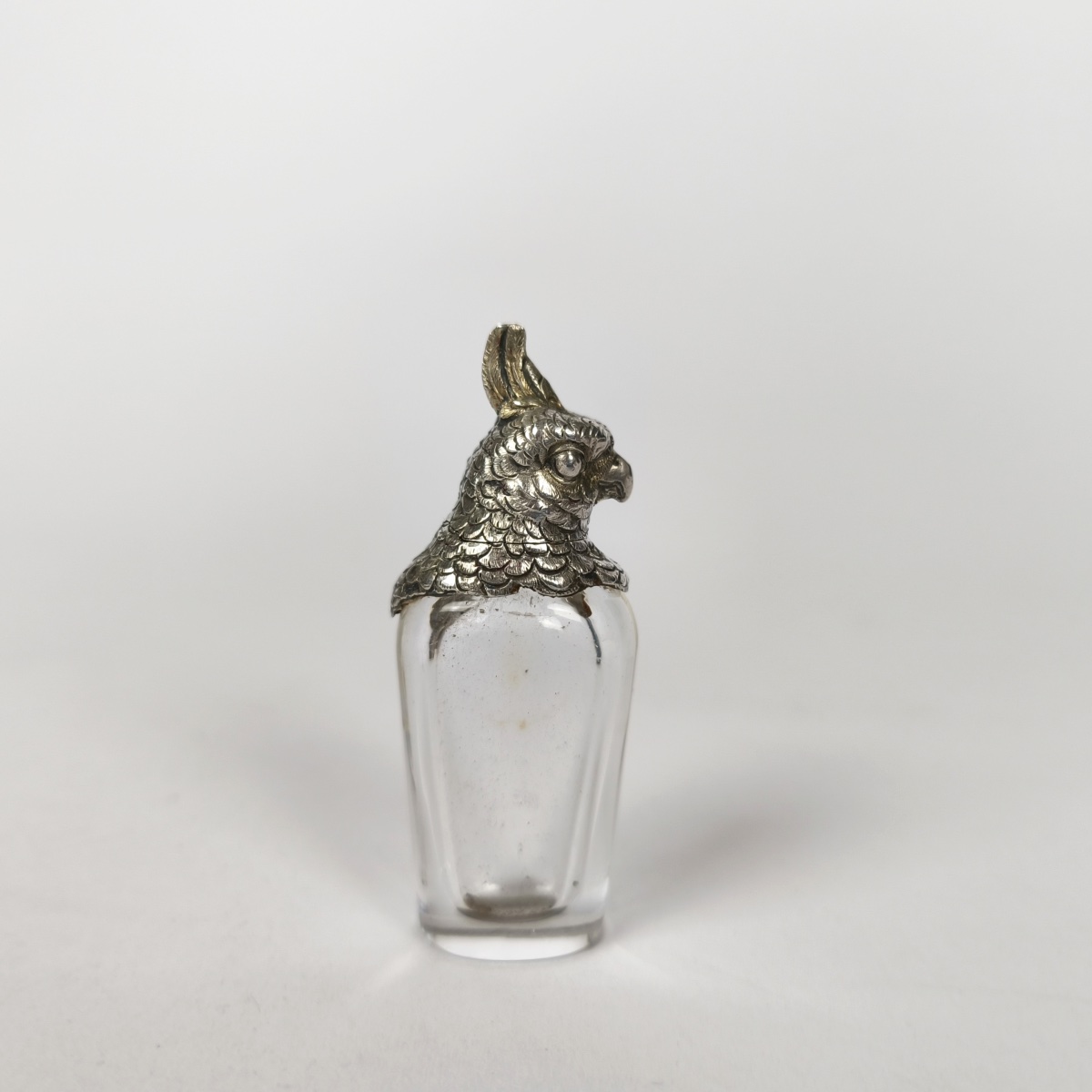 Flacon aviforme à sel ou à parfum en argent massif et verre. Décor de perroquet. -photo-4