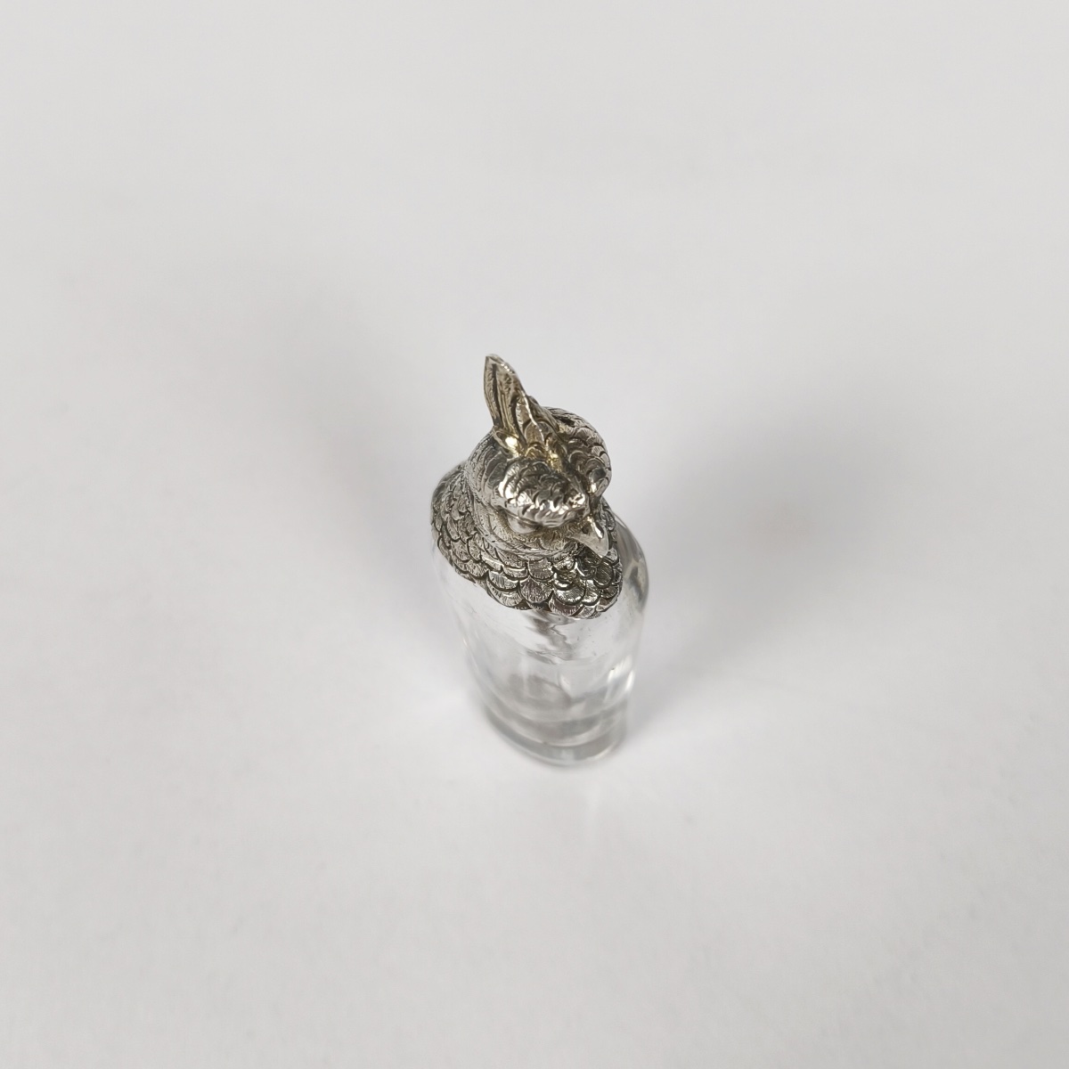 Flacon aviforme à sel ou à parfum en argent massif et verre. Décor de perroquet. -photo-2