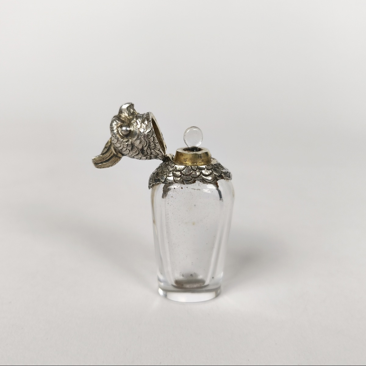 Flacon aviforme à sel ou à parfum en argent massif et verre. Décor de perroquet. -photo-5