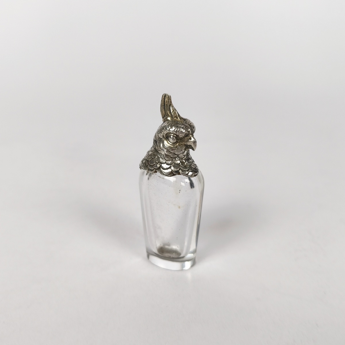 Flacon aviforme à sel ou à parfum en argent massif et verre. Décor de perroquet. -photo-6
