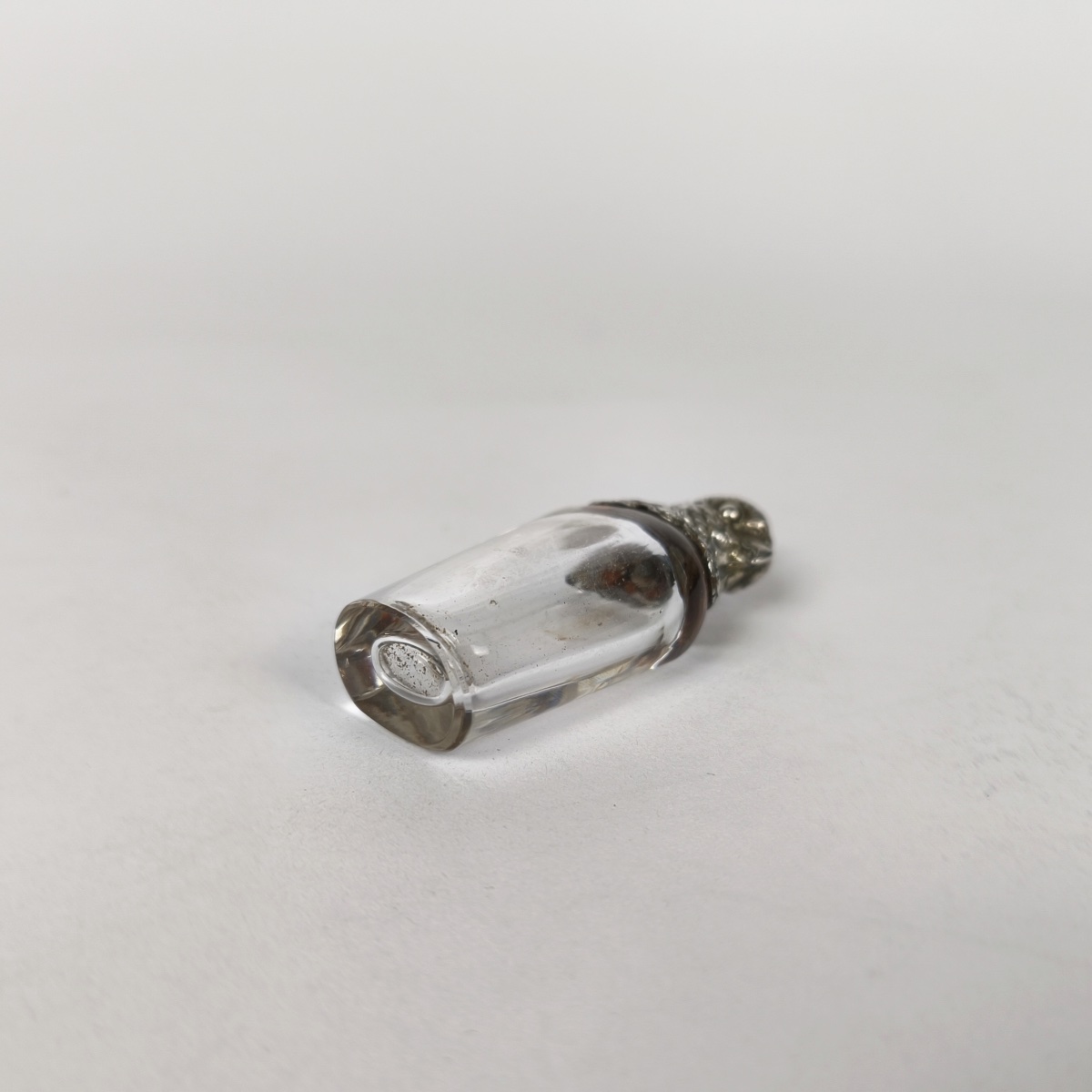 Flacon aviforme à sel ou à parfum en argent massif et verre. Décor de perroquet. -photo-7