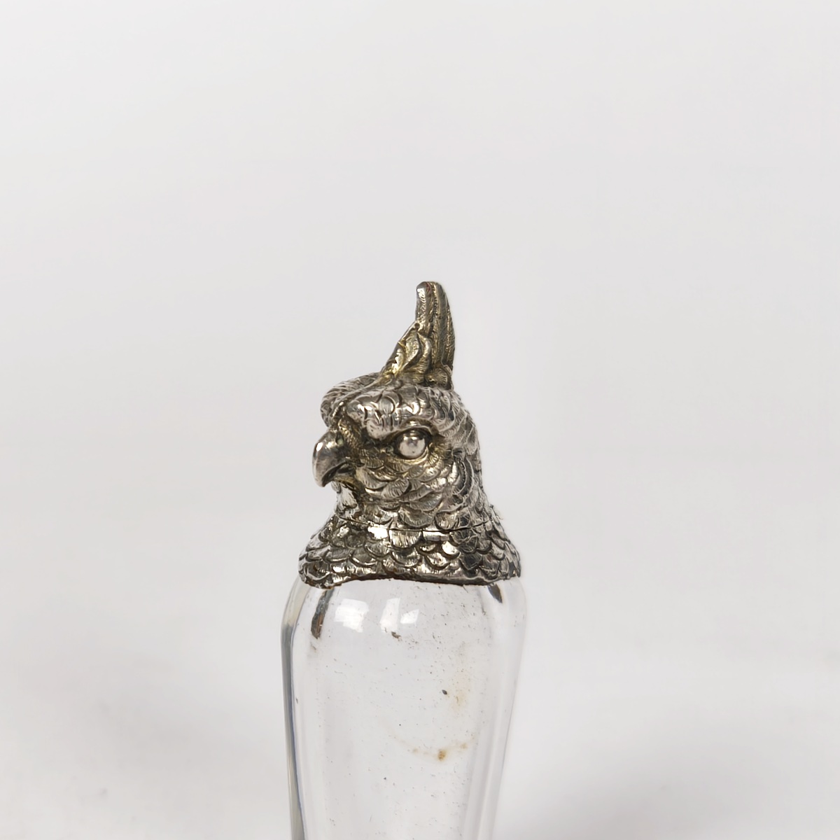 Flacon aviforme à sel ou à parfum en argent massif et verre. Décor de perroquet. 