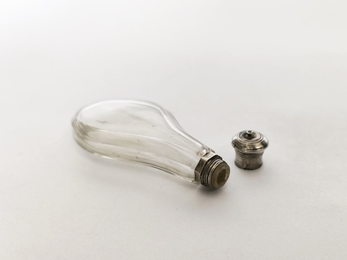An 18th-century Perfume Bottle Made Of Glass And Solid Silver. -photo-4