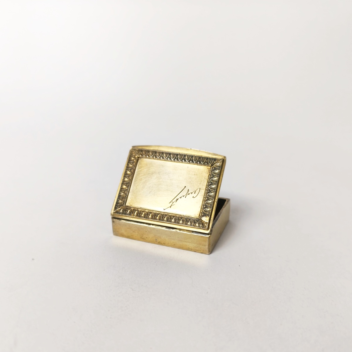 Small Louis XVI-style Pill Or Candy Box Made Of Solid Silver With A Vermeil Finish-photo-1