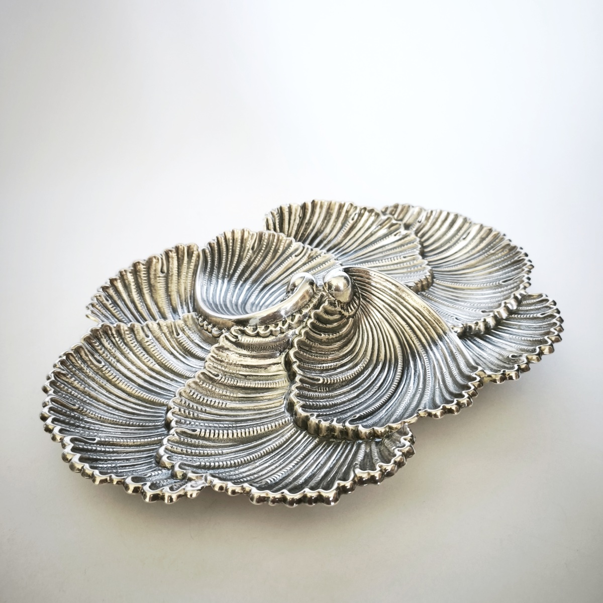 Buccellati : centre de table formant plat, modèle marina coquillage, en argent massif. Italie