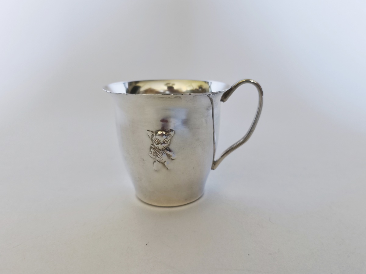 Timbale d’enfant / de baptême / de naissance en argent massif à décor d’ourson. Argent sterling