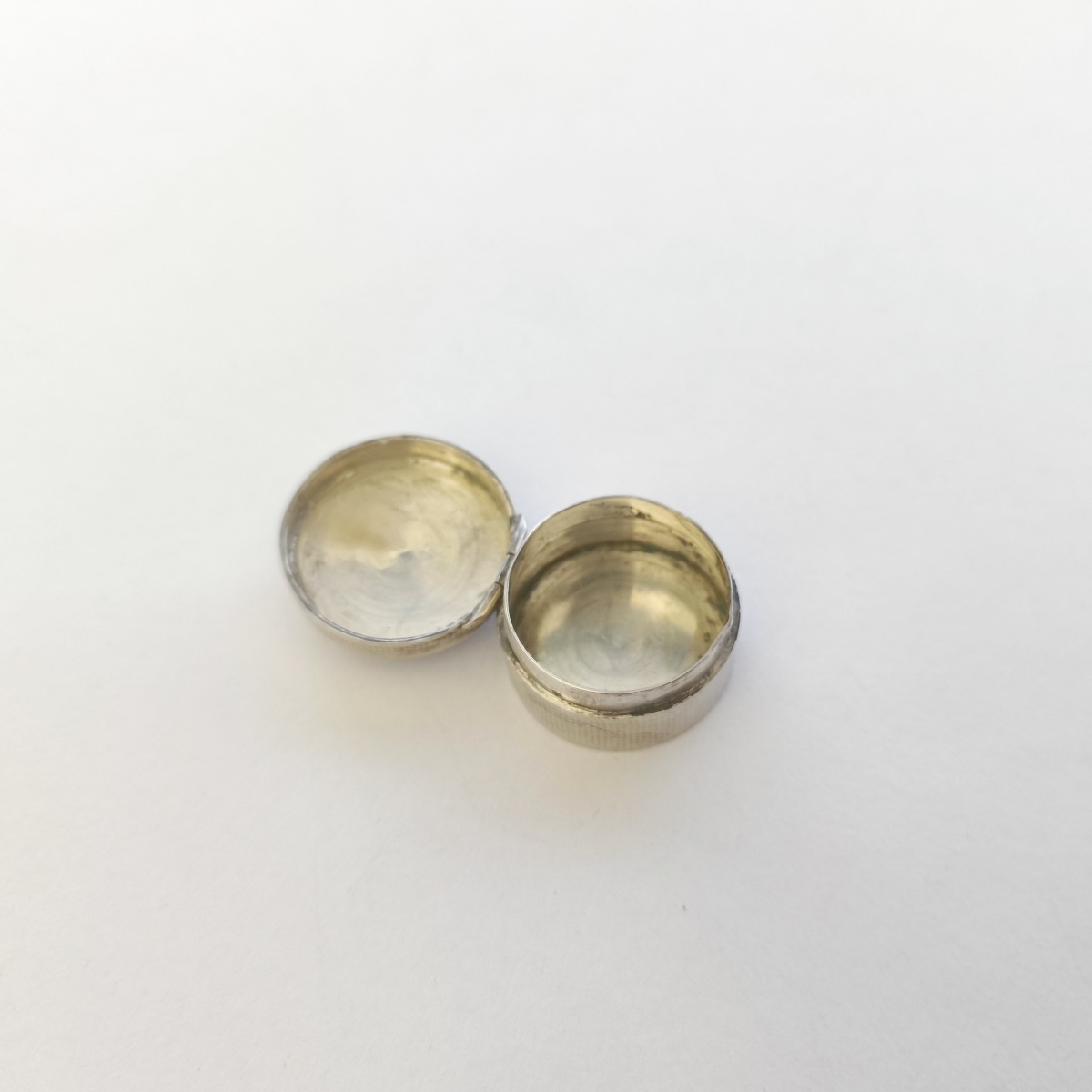 Petite boite en argent massif guilloché. Fin XIXe - début XXe ? -photo-1