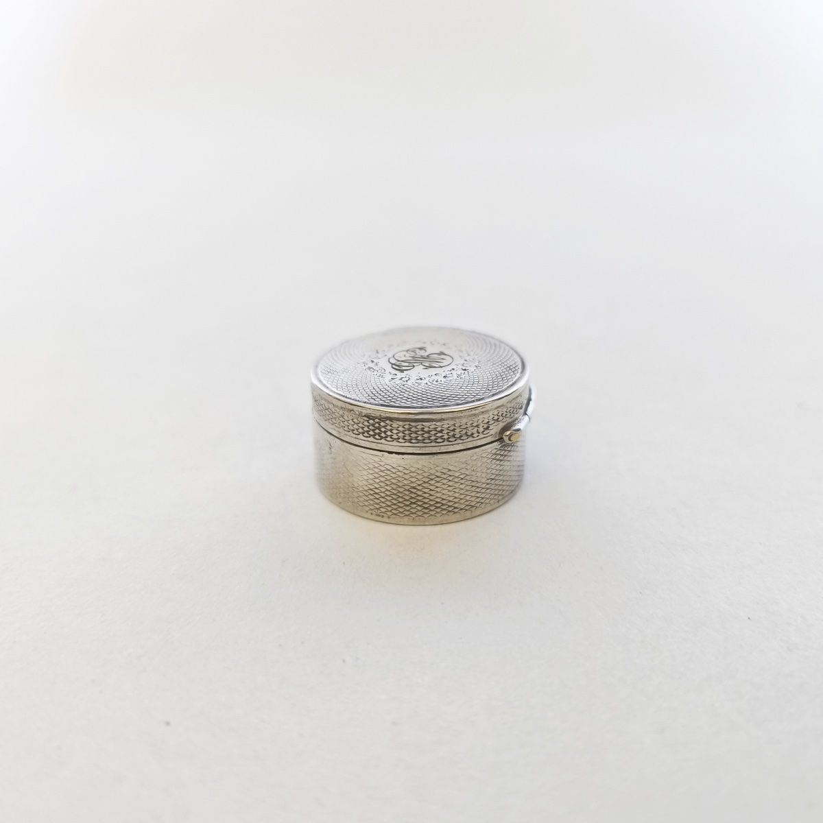 Petite boite en argent massif guilloché. Fin XIXe - début XXe ? -photo-3