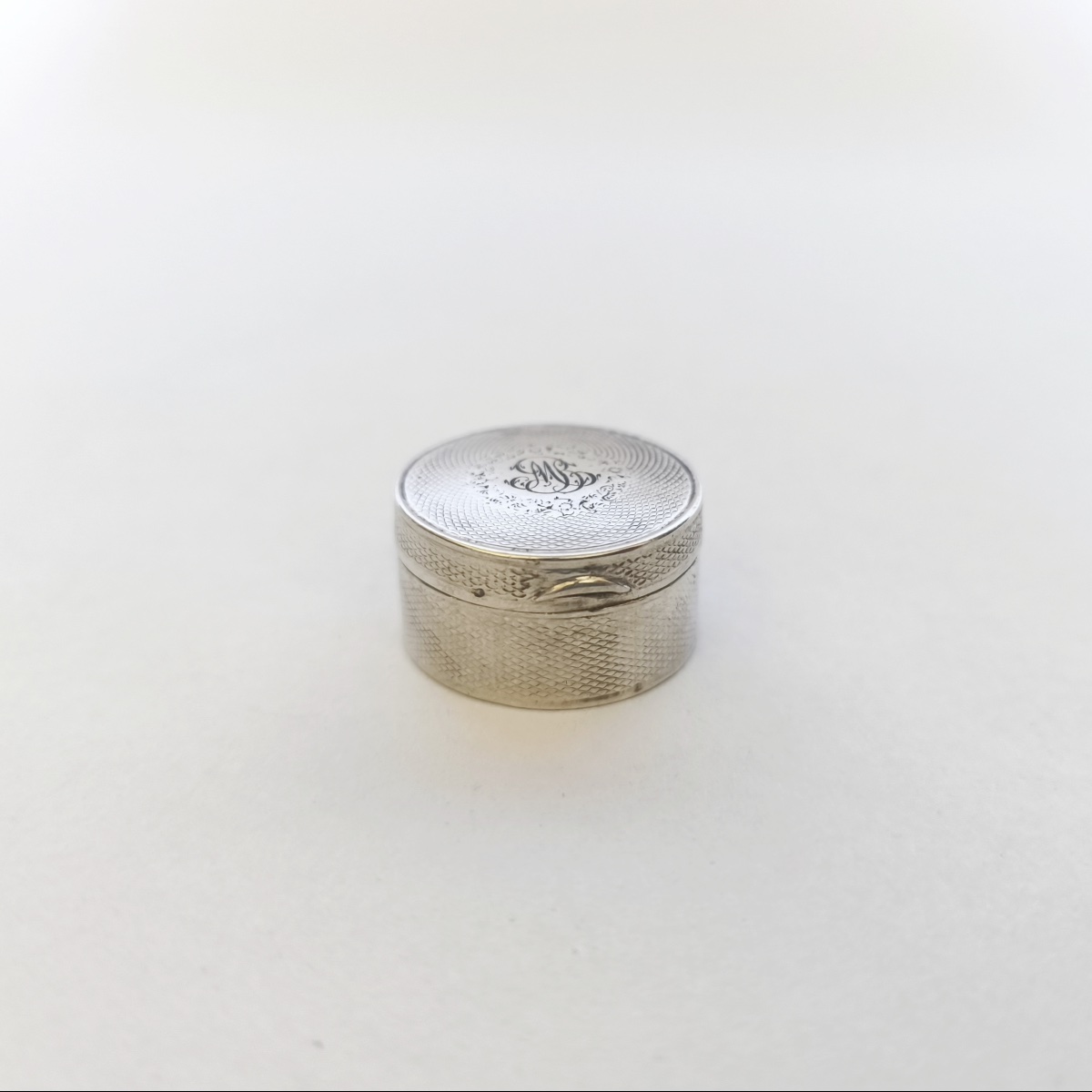 Petite boite en argent massif guilloché. Fin XIXe - début XXe ? -photo-4