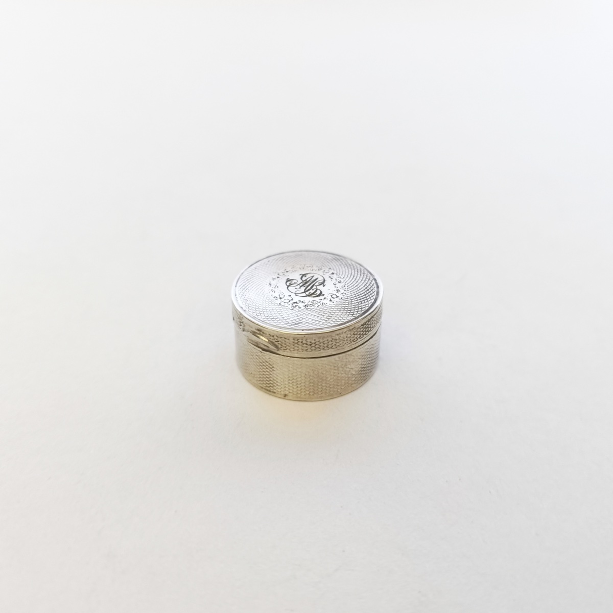 Petite boite en argent massif guilloché. Fin XIXe - début XXe ? 