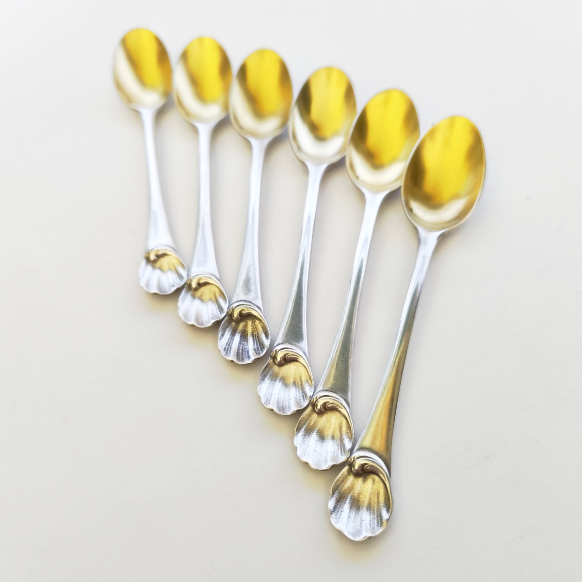 Christofle : six cuillères en métal argenté et doré, décor rocaille de coquilles. -photo-1