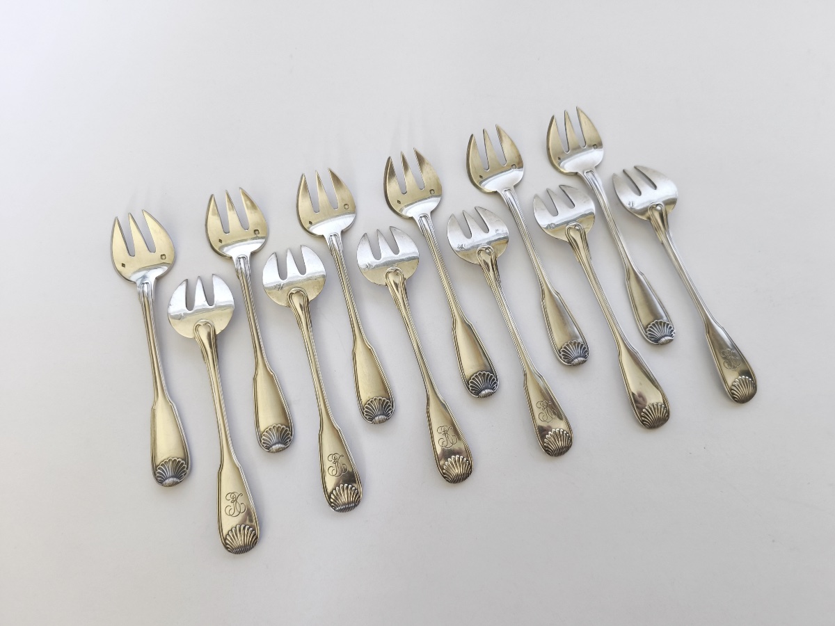 Hénin & Co.: 12 Solid Silver Oyster Forks With A Shell-pattern Design. Aubert In Nantes-photo-2