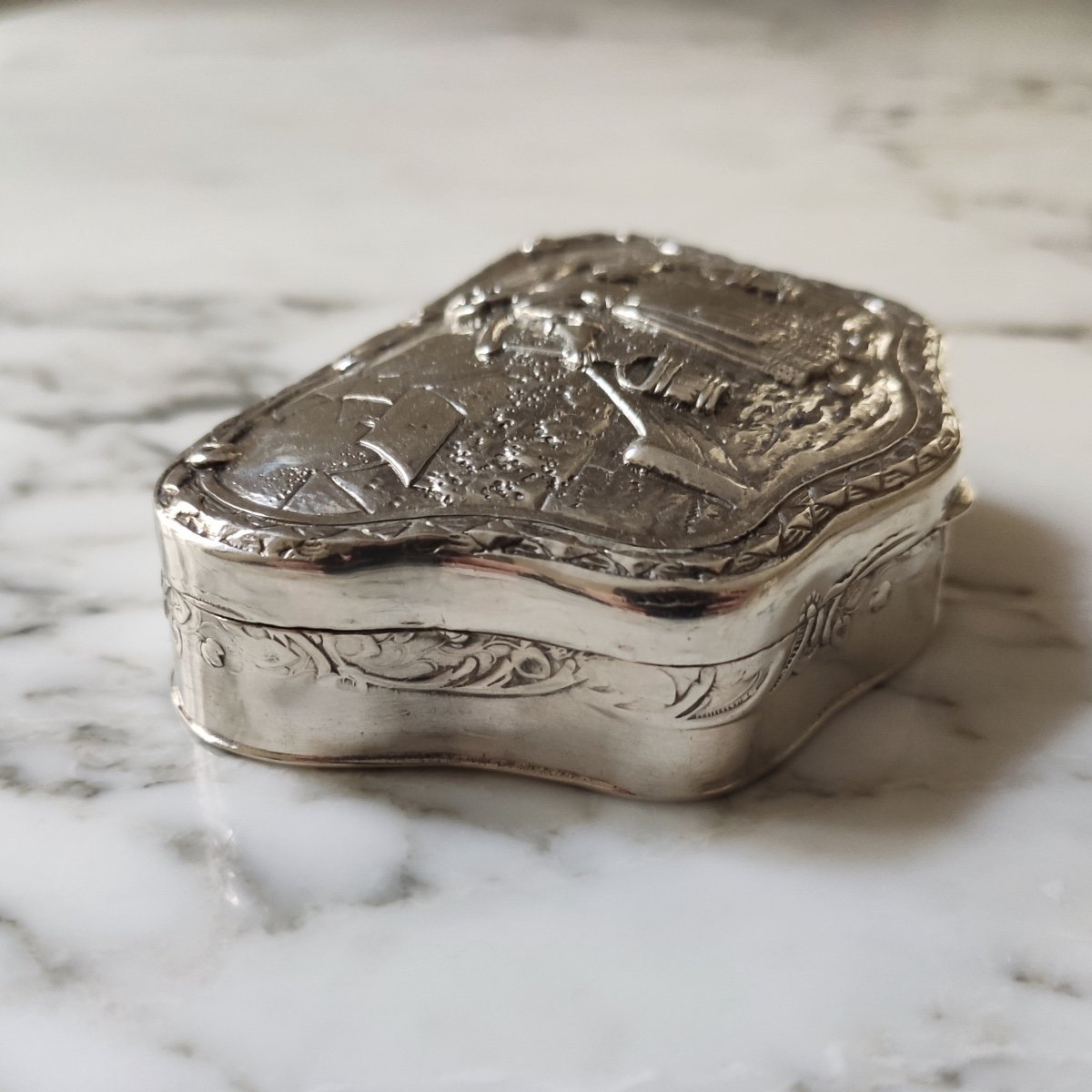 Heavy Sterling Silver & Vermeil Snuff Box With Peasant Decor. Germany, 19th - 20th-photo-1