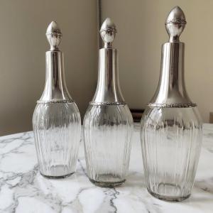 Adrien Mathiss  : Belle suite de trois carafes à alcool en verre et argent massif, st. Louis XV