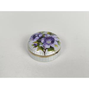 Boite à bonbons ou pilules en argent massif guilloché, émaillé et vermeil. Décor de fleur émail