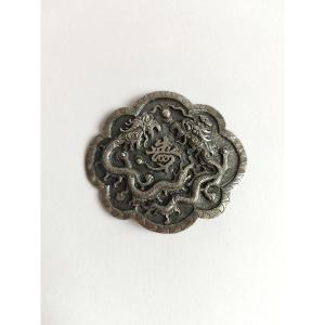 Indochine / Chine : boucle de ceinture en argent massif à décor de dragon. XIXe siècle. 