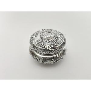 Hénin & Cie : grande boite bonbonnière de style rocaille / Louis XV en argent massif. XIXe s. 