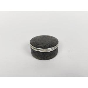 Grande boite tabatière XVIIIe siècle guillochée montée en argent à décor de vannerie. 