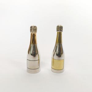 Deux sali&egrave;re / poivri&egrave;re en forme de bouteilles de champagne en argent massif et vermeil. XXe