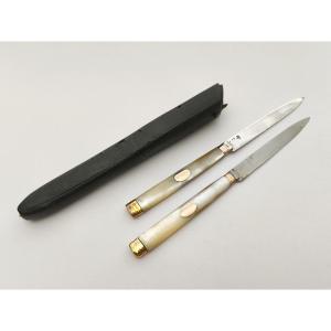 Paire de couteaux de voyage en nacre, argent et vermeil. Fin XVIIIe,  d&eacute;but du XIXe si&egrave;cle. 