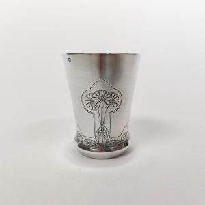 Grande timbale en Art Nouveau en argent massif, décor floral de marguerites. c1900