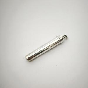 Etui pour fume cigarette en argent ; pendentif de sautoir tendance, flacon à parfum. Fin XIXe