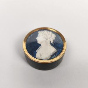 de Gault (dlg) : petite boite ornée d’un portrait miniature en bleusaille cerclé d’or. XVIIIe