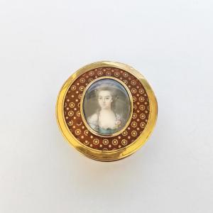 Boite bonbonnière / tabatière du XVIIIe siècle piquée or. Portrait miniature de femme. 18eme