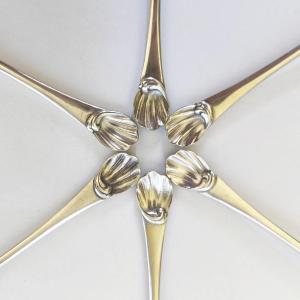 Christofle : six cuillères en métal argenté et doré, décor rocaille de coquilles.