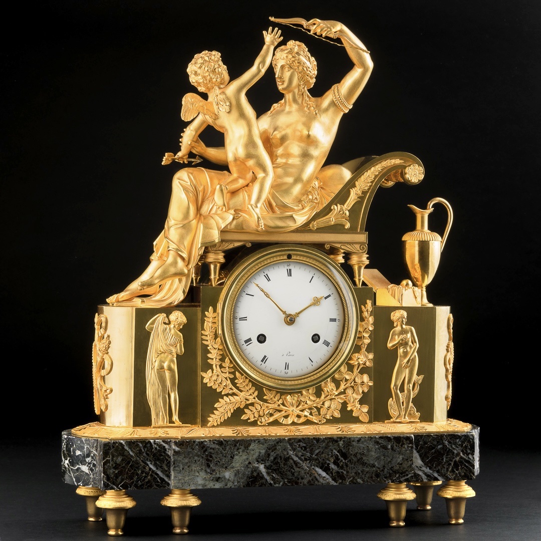 Rare Pendule Empire mythologique « Vénus désarmant l’Amour » - Vers 1810