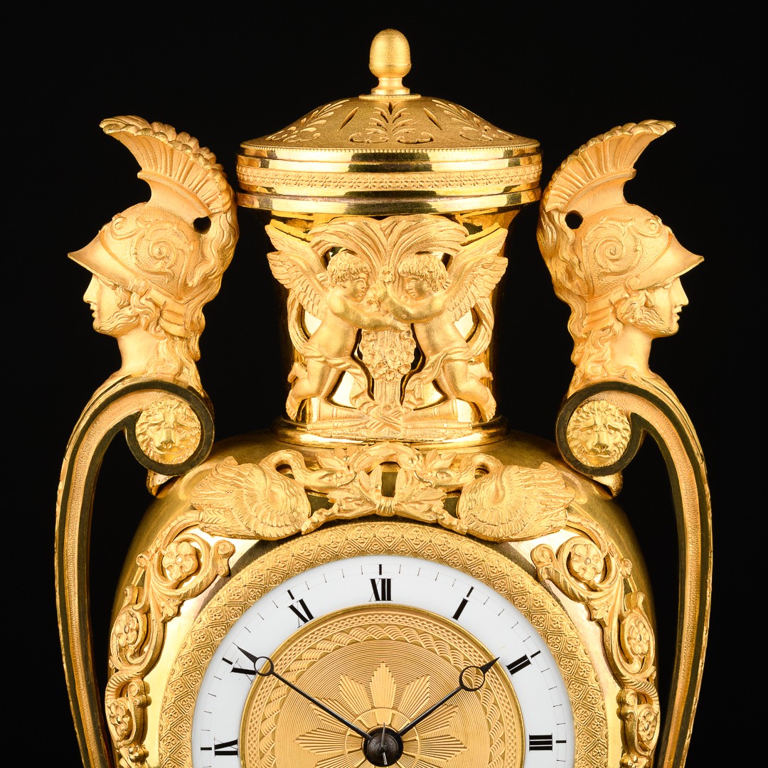 Rare Pendule Empire en forme de vase avec des bustes de soldats romains-photo-3