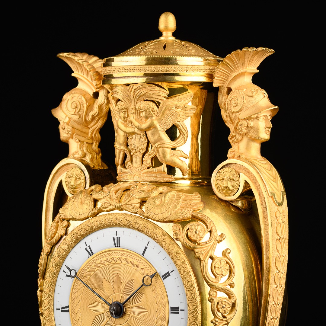 Rare Pendule Empire en forme de vase avec des bustes de soldats romains-photo-2