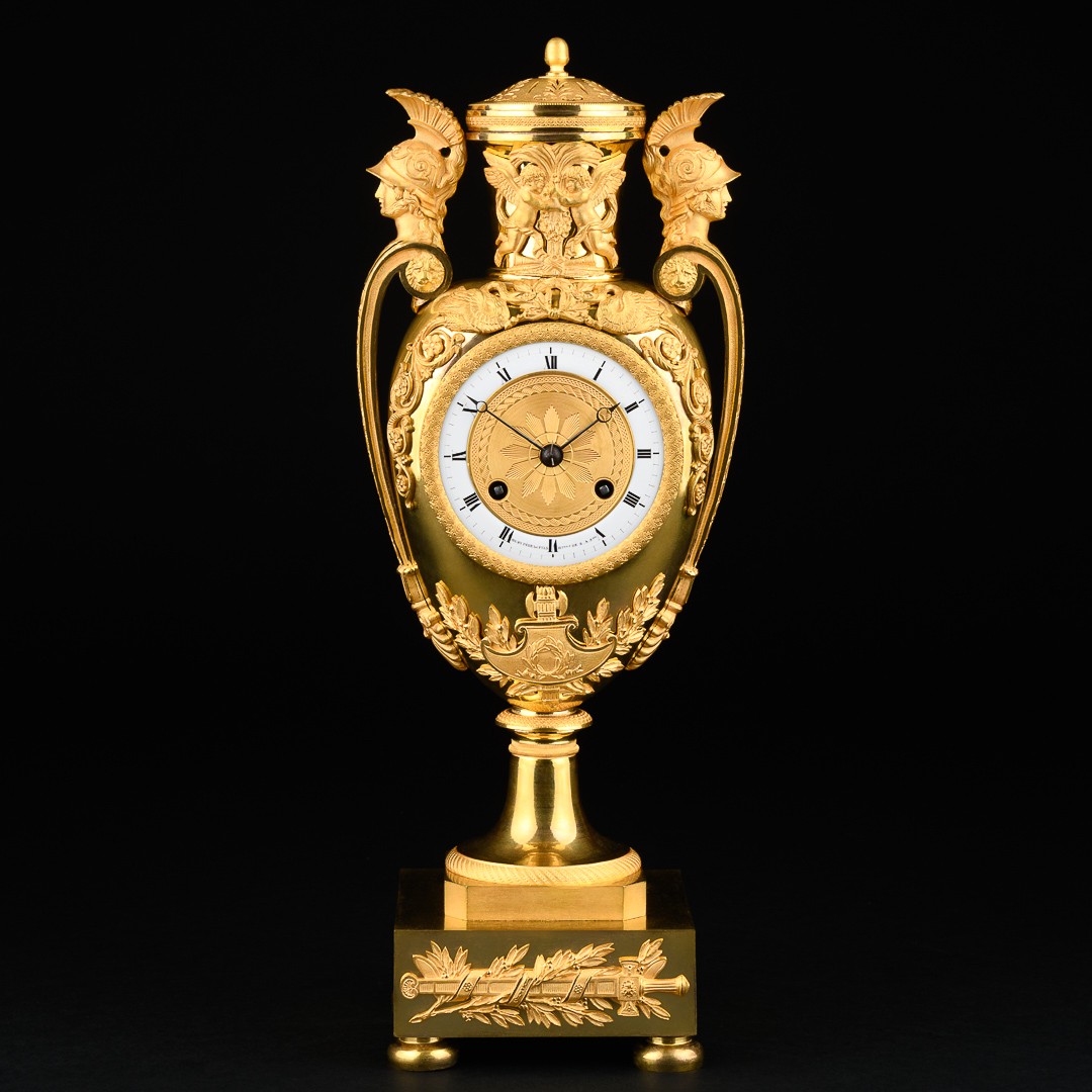 Rare Pendule Empire en forme de vase avec des bustes de soldats romains