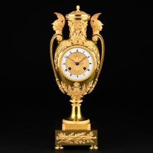 Rare Pendule Empire en forme de vase avec des bustes de soldats romains