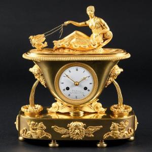 Modèle De Claude Galle - Empire Vase Clock With Venus In Her Chariot 