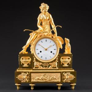   Époque Directoire (1795-1799) - Pendule Mythologique “ Diane Chasseresse ”     