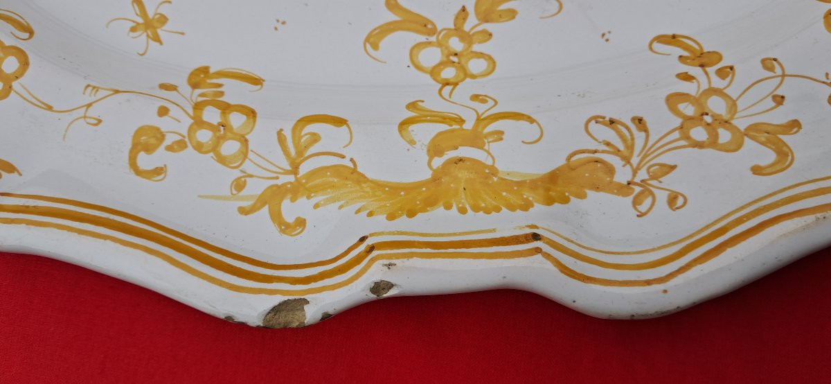 Grand Plat faïence de MOUSTIERS XVIIIe atelier OLERYS grotesque jaune Jacques CALLOT BEAUCAIRE -photo-4