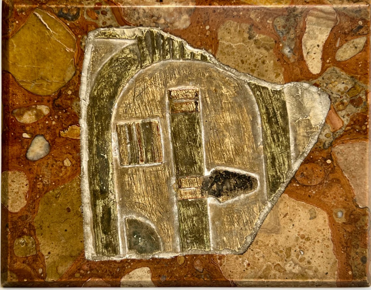 FRAGMENT DE RELIEF ÉGYPTIEN EN PIERRE CALCAIRE PEINTE